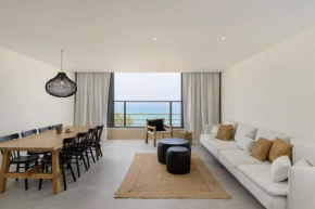 Stylish & Spacious 3 bedroom apartment by the Sea